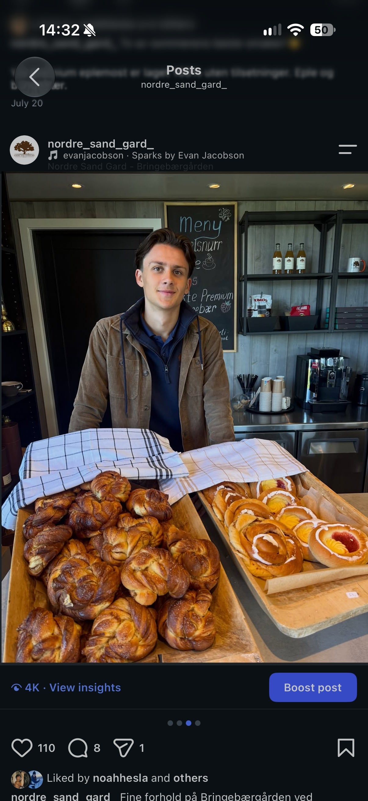 Nybakte kanelknuter og bakverk på disken