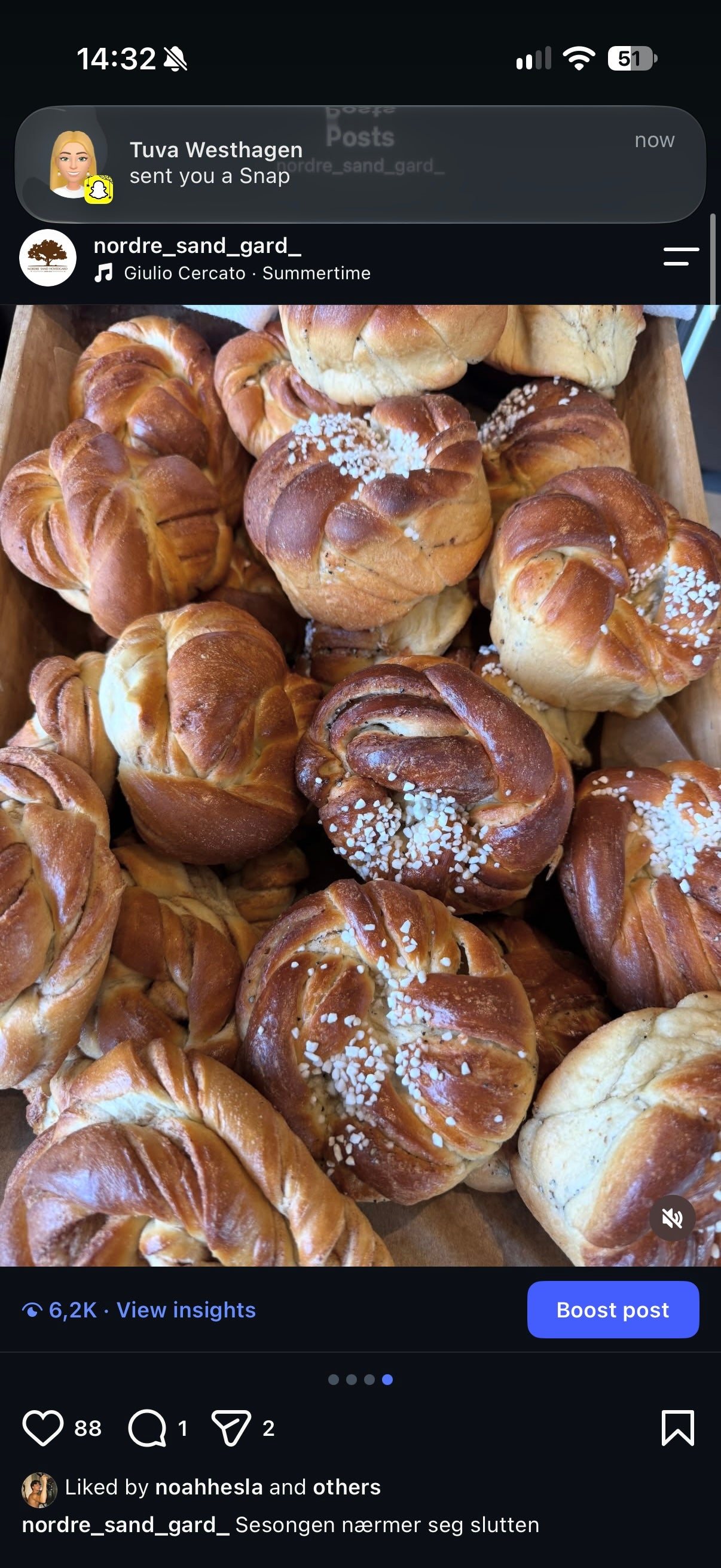 Kurv full av nystekte kanelknuter