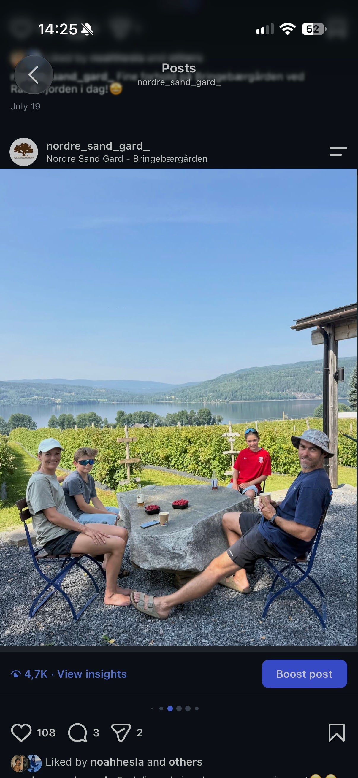 Familie ved steinbordet med utsikt over fjorden