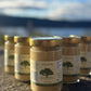 Flere glass med lynghonning foran Randsfjorden