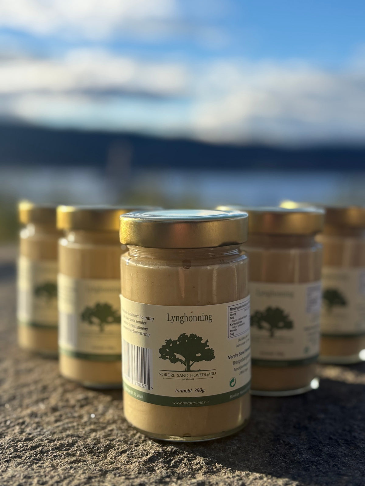 Flere glass med lynghonning foran Randsfjorden